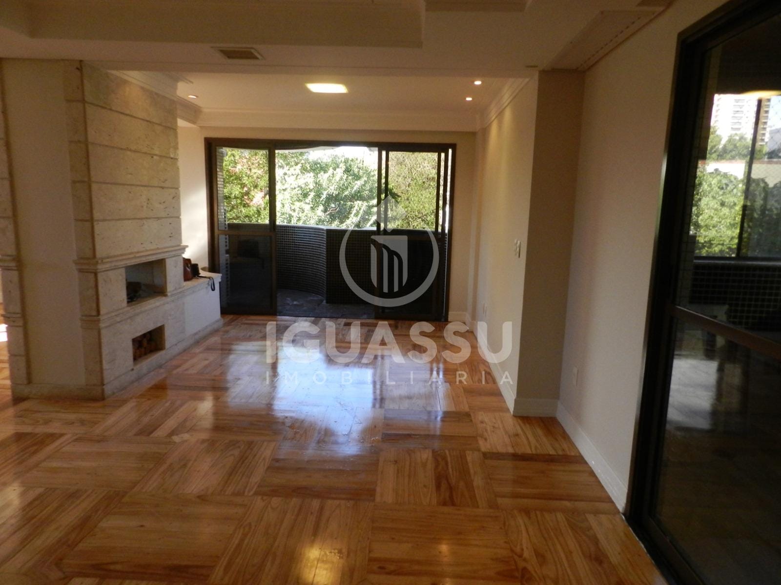 Apartamento no Edifício Maison Royale com 04 Dormitórios sendo 02 Suítes no Centro — foto 1