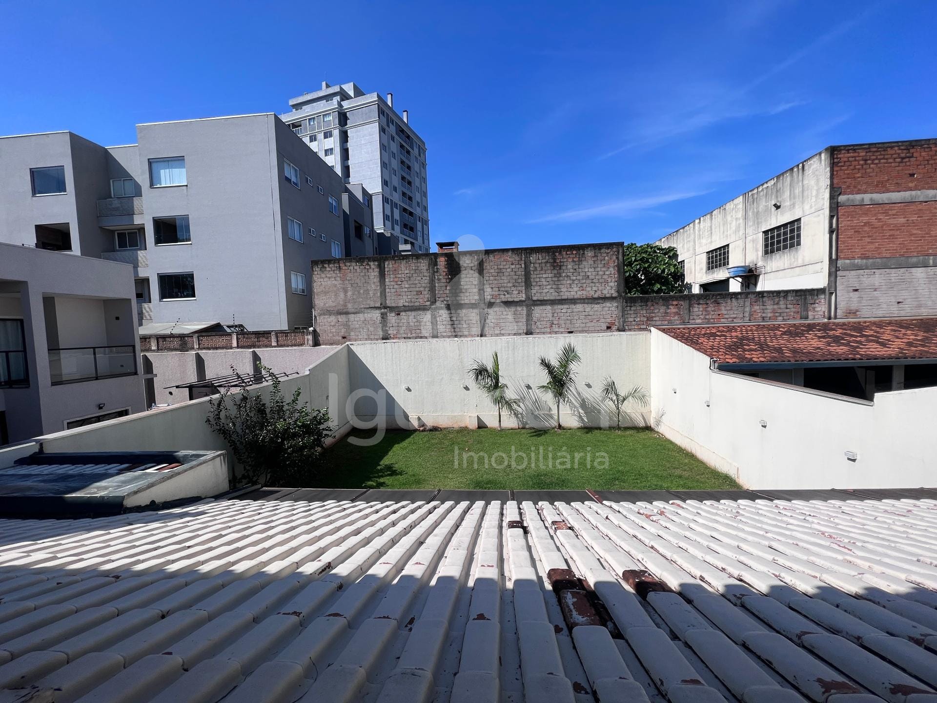 Sobrado com 04 Dormitórios sendo 01 Suíte e Área de lazer no Centro próximo Avenida General Meira — foto 2