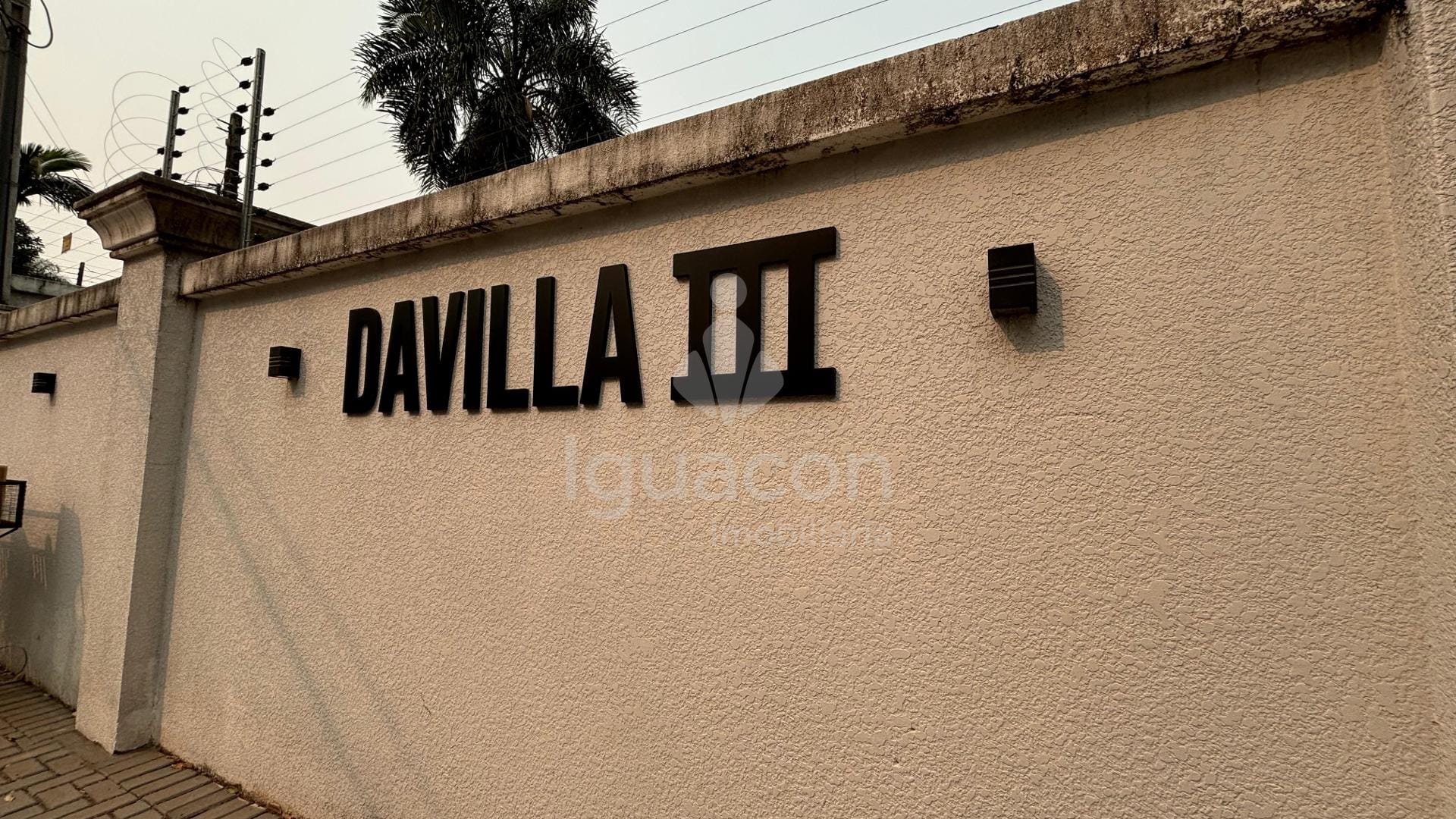 Apartamento Semi Mobiliado de 02 Dormitórios sendo 01 Suite e Sacada no Davilla III — foto 1