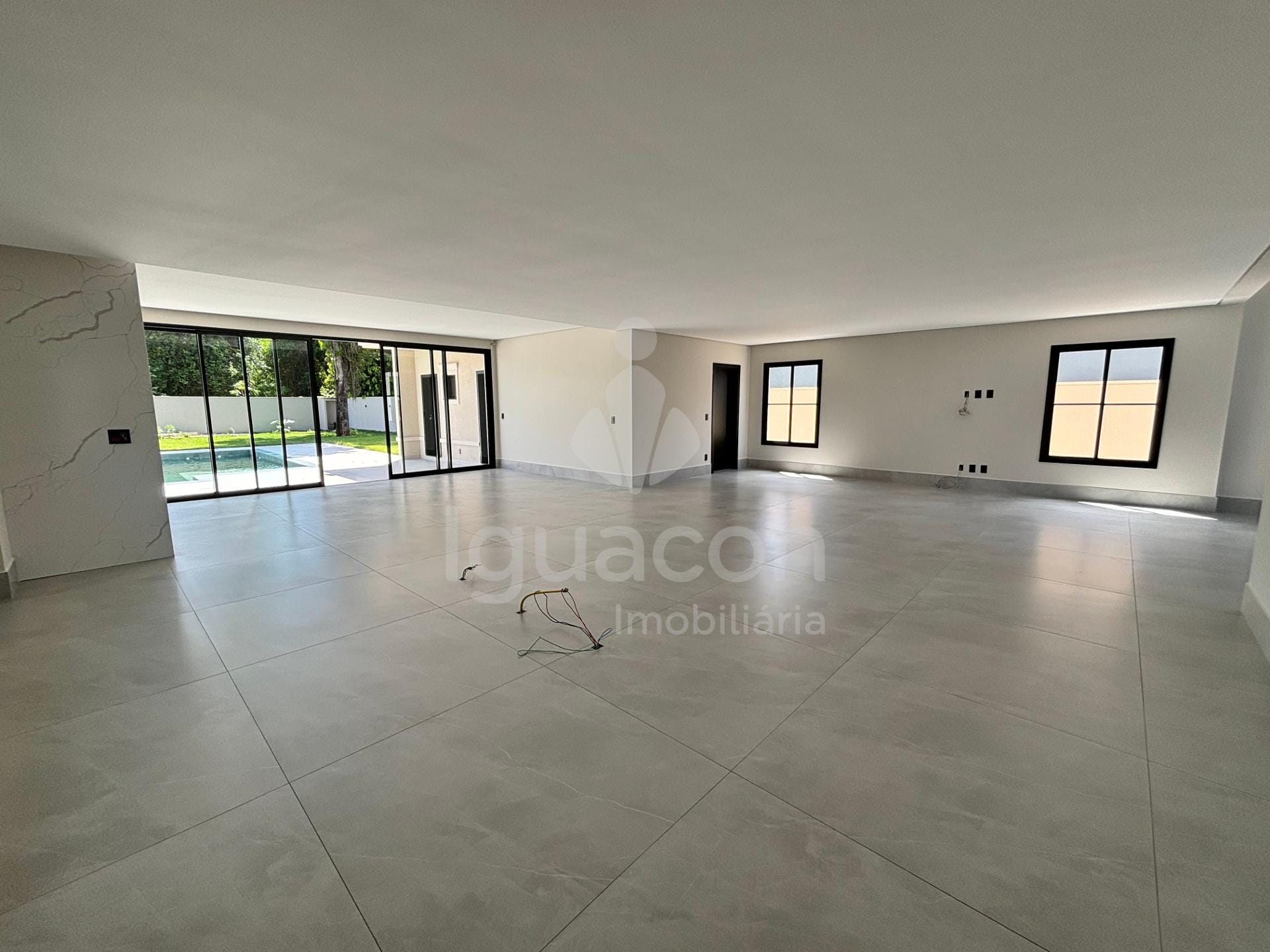 Sobrado com 04 Suites sendo 01 Suite Master e Área Gourmet no Condomínio Residencial Esmeralda — foto 1