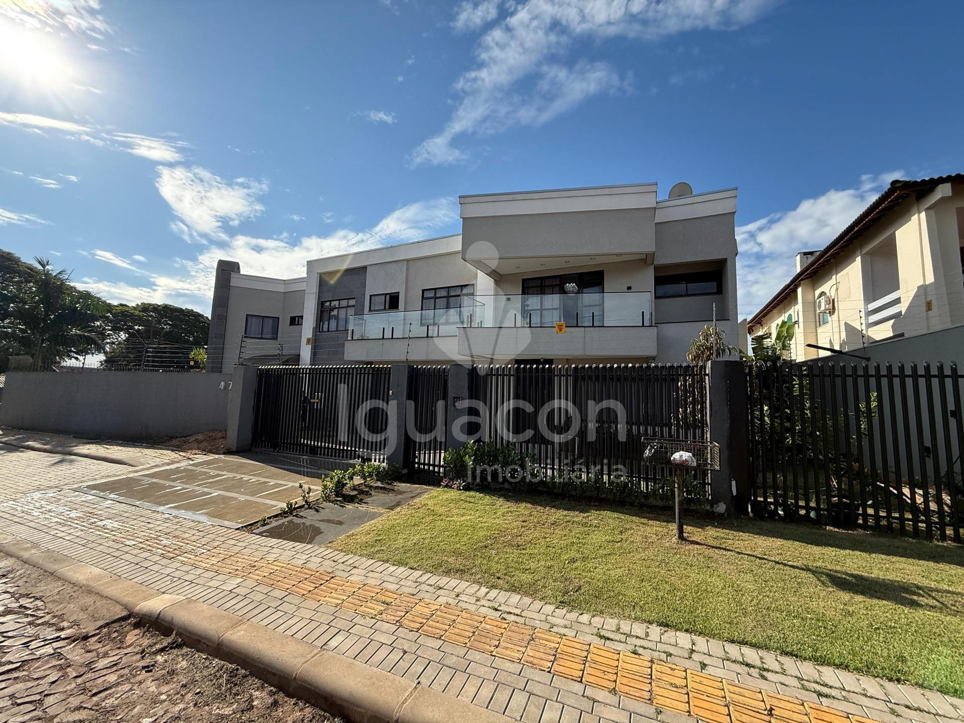 Sobrado Mobiliado com 04 Suites sendo 01 Suite Master e Piscina no Jardim Eliza — foto 1