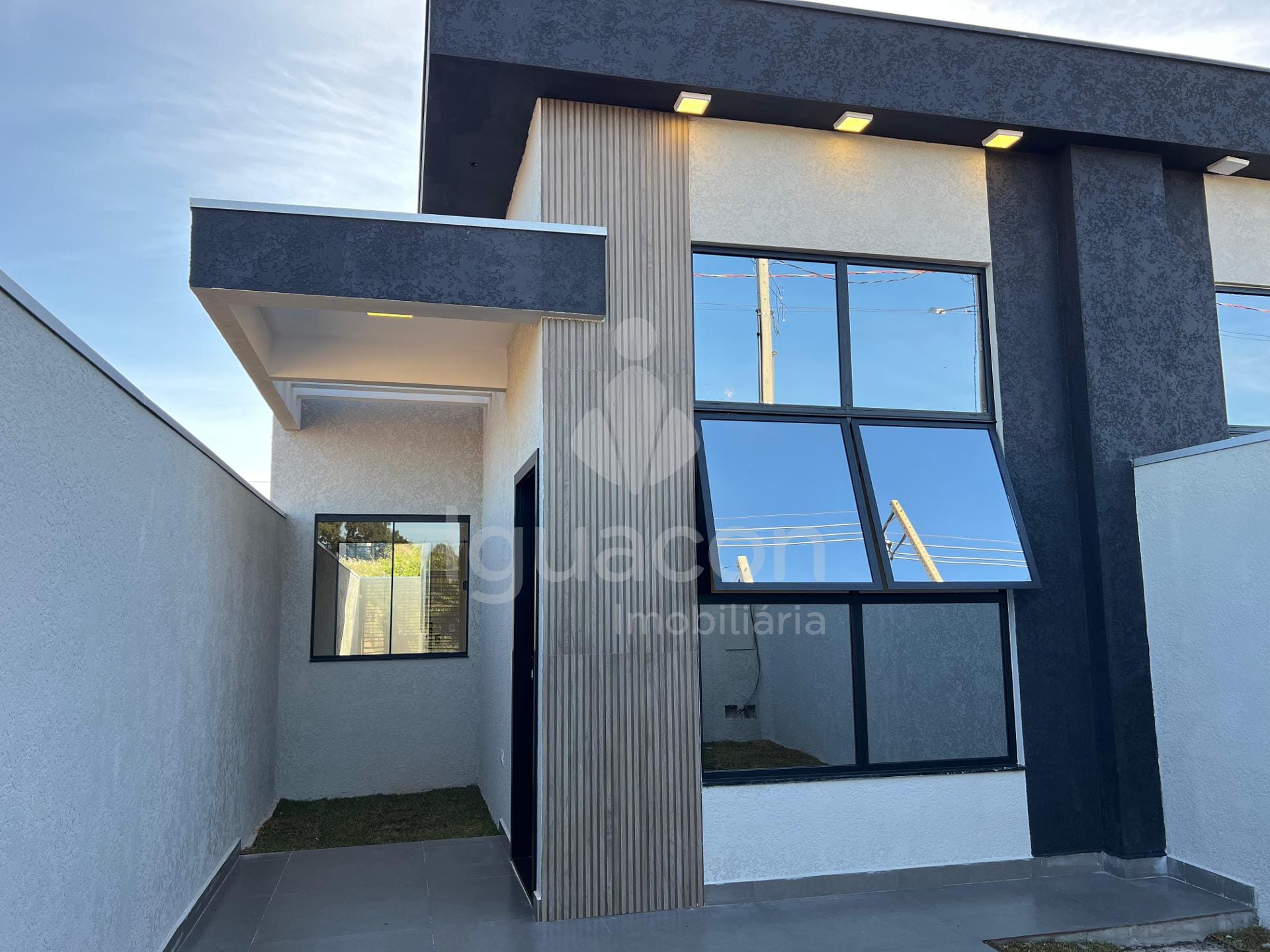 Casa com 02 Dormitórios sendo 01 Suíte no Jardim Santiago — foto 1