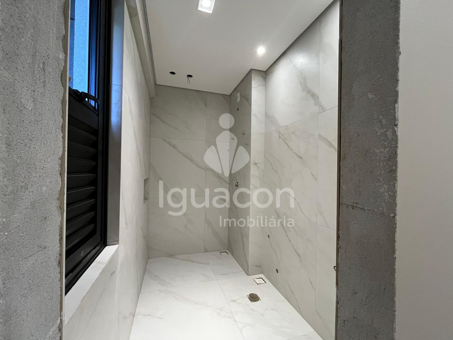 Apartamento com 02 Dormitórios sendo 01 Suíte no Edifício Araucária — foto 1