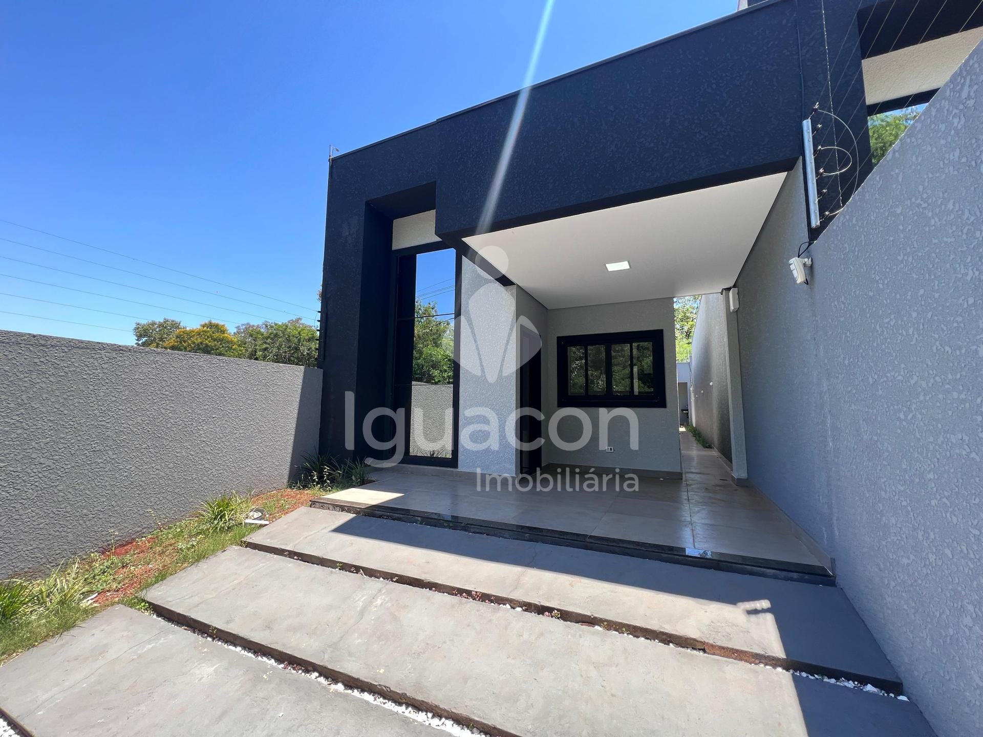 Casa com 03 Dormitórios sendo 01 Suíte e Edícula com Churrasqueira no Centro — foto 1