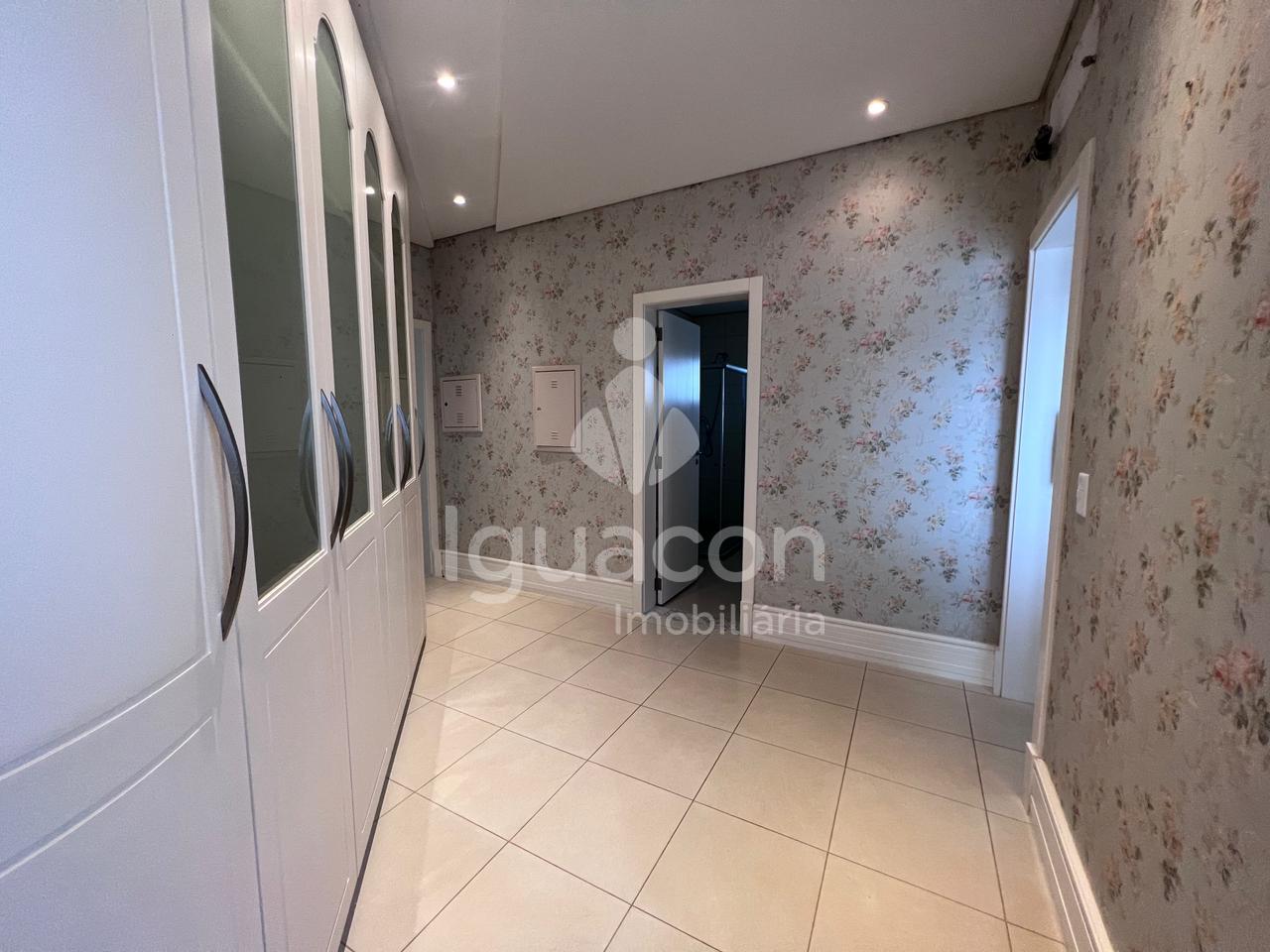 Sobrado com 05 Dormitórios sendo 03 Suites com Closet Semi-mobiliado no Condominio Izadora — Jardim Polo Centro · Foz do Iguacu